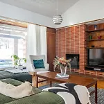 別荘 50's Charm By The With Sauna, Free Parking, 5 Bedrooms ラハティ