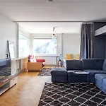 50's Charm By The With Sauna, Free Parking, 5 Bedrooms * ラハティ