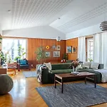 50's Charm By The With Sauna, Free Parking, 5 Bedrooms * ラハティ