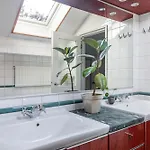 50's Charm By The With Sauna, Free Parking, 5 Bedrooms *