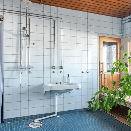 50's Charm By The With Sauna, Free Parking, 5 Bedrooms *
