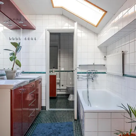 50's Charm By The With Sauna, Free Parking, 5 Bedrooms *