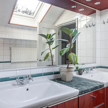 50's Charm By The With Sauna, Free Parking, 5 Bedrooms *