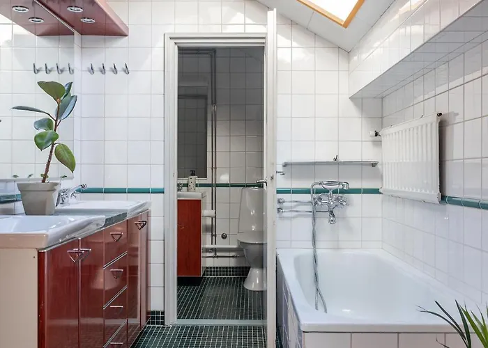 50's Charm By The With Sauna, Free Parking, 5 Bedrooms *